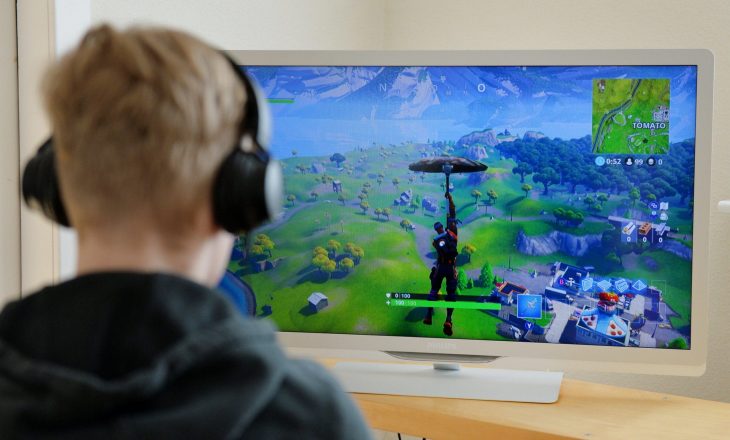 Djali shpenzon kursimet familjare prej 20,000 dollarësh në lojën kompjuterike Fortnite