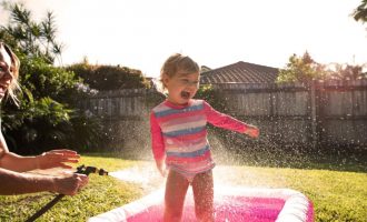 Prindër, që t’i mbani fëmijët të sigurt në pishina kini parasysh këto udhëzime