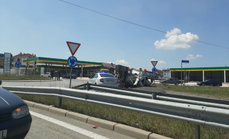 Aksident i rëndë në Mazgit: Rrotullohet kamioni, një person i lënduar