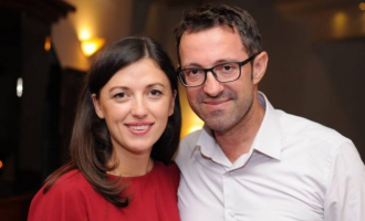 Burri i Albulena Haxhiut i quan injorantë qytetarët e Kosovës që dolën ta presin Thaçin