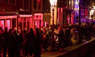 A do të mbijetojë lagjia e famshme e Amsterdamit me drita të kuqe në kohën e Covid-19
