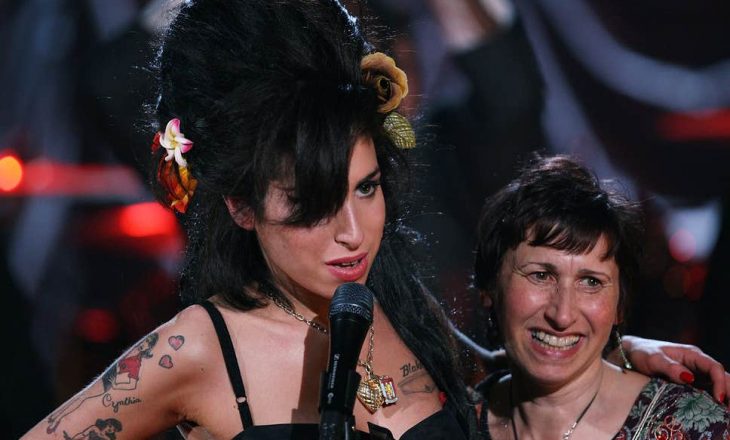 Nëna e Amy Winehouse i bën përkushtimin e dhimbshëm në përvjetorin e vdekjes së saj