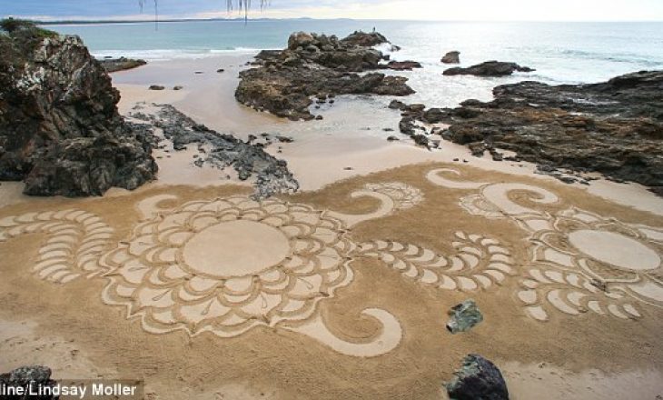 Artisja krijon art magjepsës duke përdorur plazhet në vend të pëlhurave