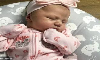 Momenti kur një grua sjell në jetë një foshnjë në vendin e parkingut