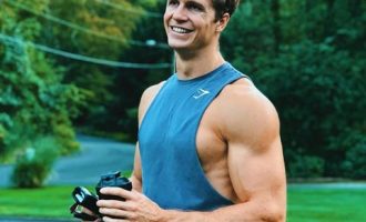 Amerikani në rrugëtimin e tij të vështirë për të mësuar gjuhën shqipe