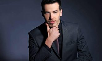 Këngëtari u rekomandon qeveritarëve të japin dorëheqje