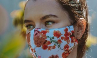Disa arsye pse maska e fytyrës mund të ndikojë në problemet e lëkurës