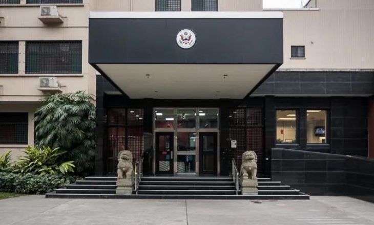 Autoritet kineze marrin kontrollin në konsullatën amerikane në Chengdu (VIDEO)