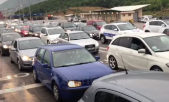 Radhë të gjata në Morinë, kosovarët drejt bregdetit