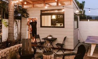 Pas mbylljes së lokaleve ky burrë ndërtoi një kafene në oborrin e shtëpisë 