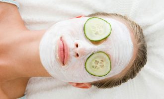 Tri lloje maskash për fytyrë që mund të bëni me artikuj ushqimor që tashmë janë në kuzhinën tuaj