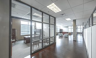 Çfarë do të ndodhë me zyrat e kompanive të mëdha – tash që punëtorët do punojnë nga shtëpia?