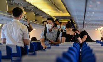 Qindra fluturime anulohen, pasi Kina regjistron raste të reja me COVID-19