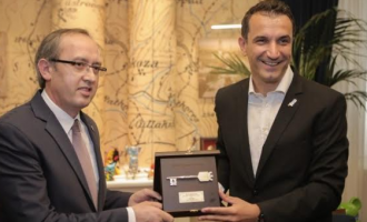 Avdullah Hoti nderohet me Çelësin e Tiranës