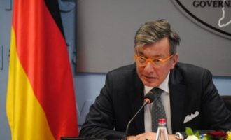 Ambasadori gjerman: Skenat në rrugë dhe terraca të kafeneve të padurueshme