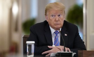 Trump nguron vendosjen e maskës kundër COVID-19