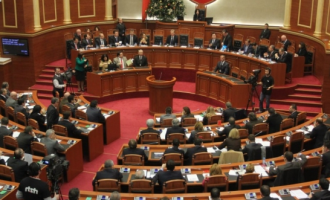 Shqipëri, miratohen ndryshimet kushtetuese