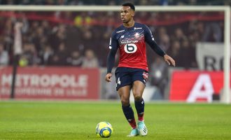 United rivalizon Evertonin e Napolin për mbrojtësin e Lille