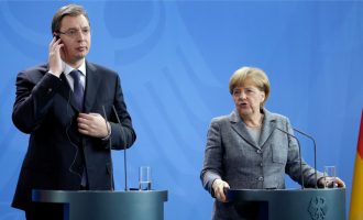 Merkel me flamurin e Kosovës para syve të Vuçiqit