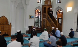 Shqipëri: Besimtarët myslimanë e falin Bajramin në xhami
