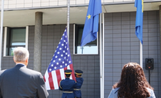 Osmani bashkë me ambasadorin amerikan nderojnë flamurin për 4 Korrik