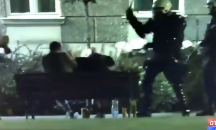 Pamje të dhunës brutale të policisë serbe në protestën e mbrëmshme (VIDEO)