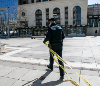 Prishtinasi i infektuar me COVID-19 theu rregullin e karantinimit, rrahet nga persona të panjohur në rrugë