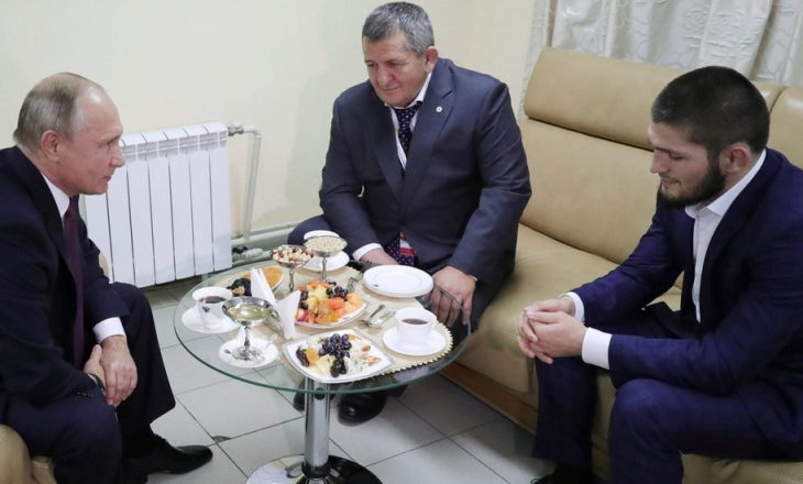 Putin e telefonon Khabib-in, e ngushëllon për babanë
