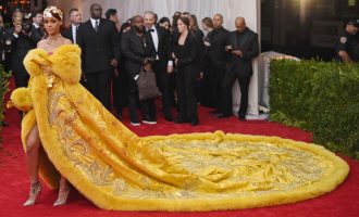 Fustani i Rihanna-s bëri histori në Met Gala por ajo ndihej si një ‘kloun’
