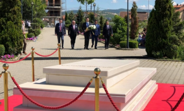 Basha viziton varrin e ish-presidentit Rugova