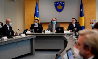 Qeveria pro ligjit për vlerat e luftës, përveç dy ministrave serbë