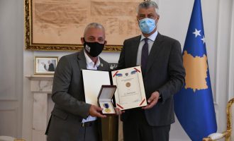Thaçi nderon Halil Kastratin me Medaljen “Shën Tereza”