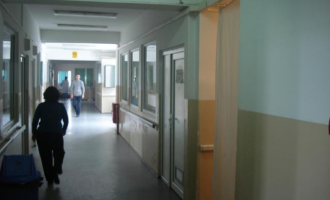 Dyshon se burrit të vdekur nuk i ofruan trajtim mjekësor, gruaja nga Gjakova ankohet në Polici