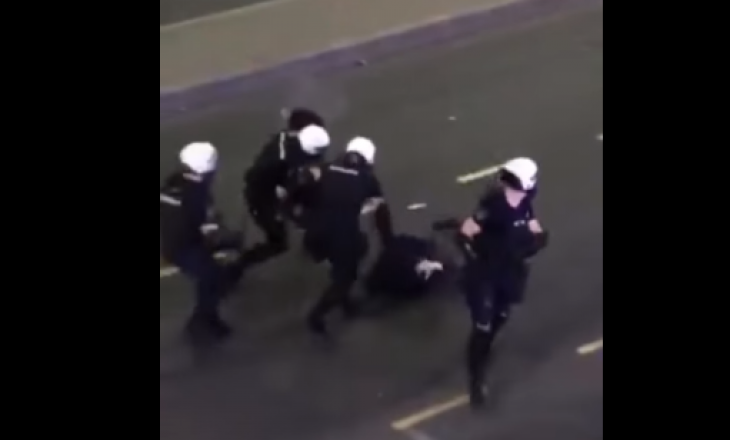 Rrihet brutalisht protestuesi në Beograd (VIDEO)