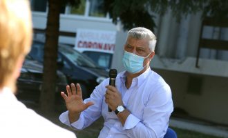 U akuzua që nuk po i respekton udhëzimet kundër COVID-19, Thaçi shihet me maskë