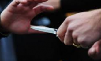 Ia merr kuletën, e godet me thikë dhe pastaj ia vjedh veturën – hajni në Ferizaj