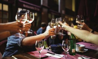 Pse cakërrojmë gotat kur ngremë dolli?