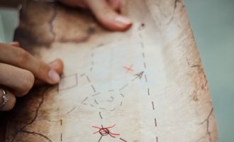 Në kërkim të thesarit: Ky burrë ka groposur bizhuteri në vlerë të 1 milion dollarëve