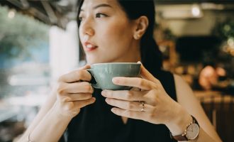 Nutricistja shpjegon pse nuk duhet të pini kafe në stomak të zbrazët