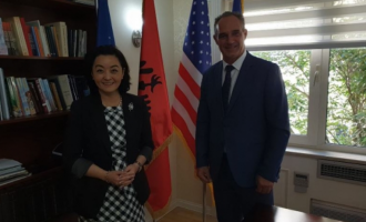 Ambasadorja e ShBA-së në Tiranë shpreson të përmbyllet marrëveshja Kosovë-Serbi