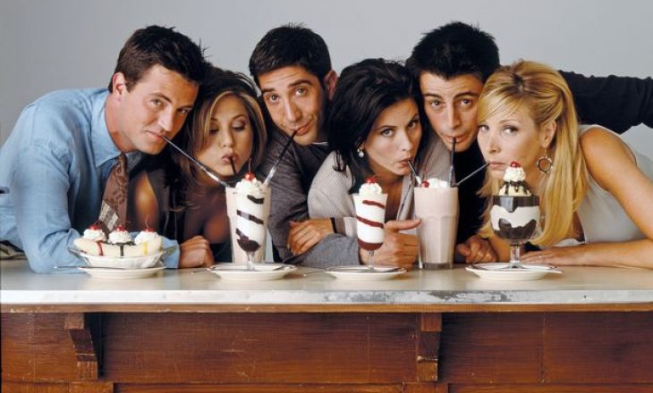 Jennifer Aniston thotë se rikthimi i serialit “Friends” do të jetë argëtues dhe emocionues