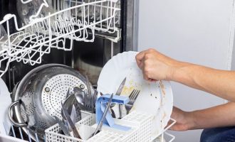 Shpëlarja e enëve para se t’i futni në enëlarëse bën më shumë dëm se sa mirë