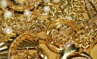 Si të pastroni stolitë e arit në kushte shtëpiake?