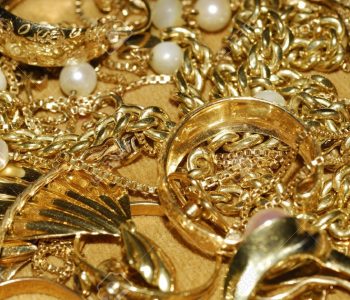 Si të pastroni stolitë e arit në kushte shtëpiake?