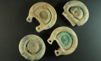 Një burrë zbulon artefakte nga Periudha e Bronzit me detektorin e tij të metalit