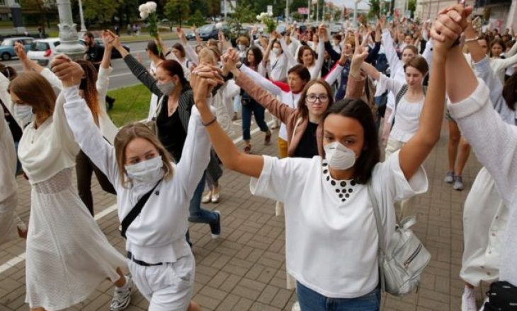 Gratë në Bjellorusi protestojnë të mbajtura për dore kundër dhunës dhe arrestimeve