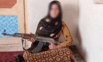 Historia e vajzës që kapi armën AK-47 për të mbrojtur familjen e saj