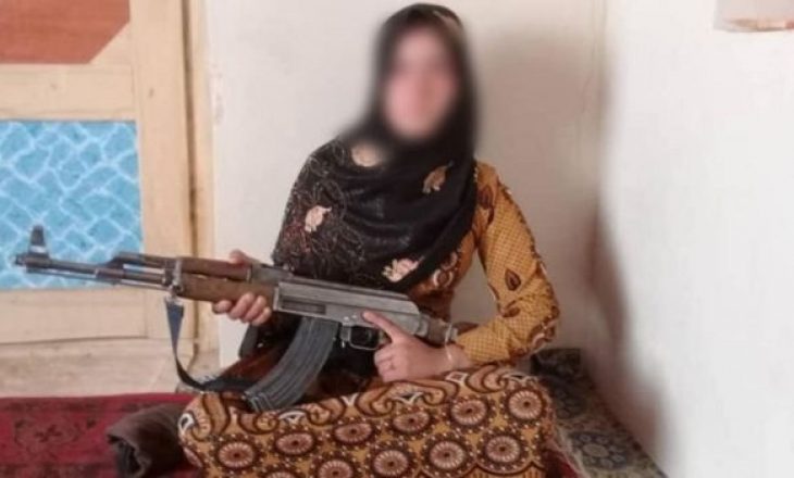 Historia e vajzës që kapi armën AK-47 për të mbrojtur familjen e saj