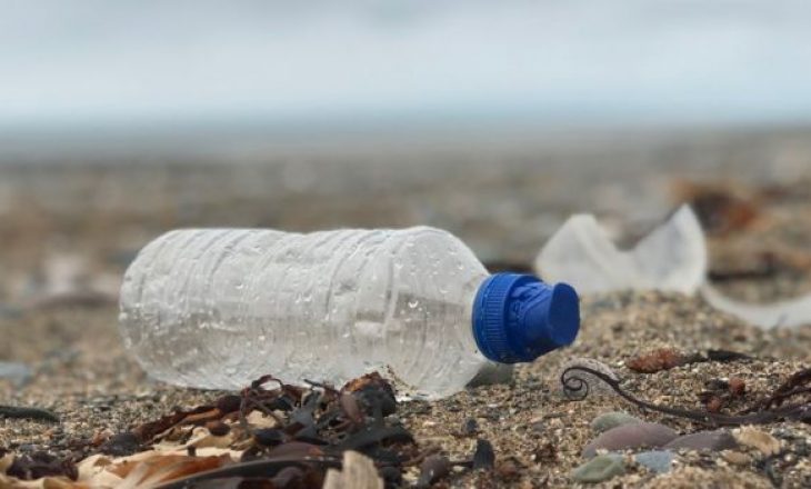 Sasia e mikroplastikave të gjetura në oqeanin Atlantik peshon deri në 21 milionë ton