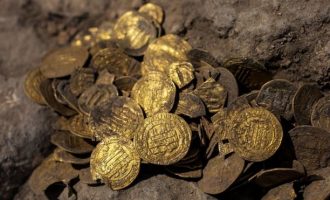 Një grup i të rinjëve izraelit, zbulojnë një enë argjile me monedha ari që datojnë para 1.100 vitesh